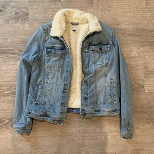Jean Jacket with faux fur💙